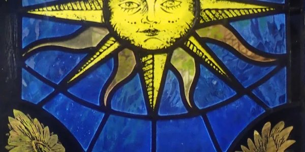 A Nap, a Tarot szimbólumrendszere által inspirált egyedi tervezésű ablak