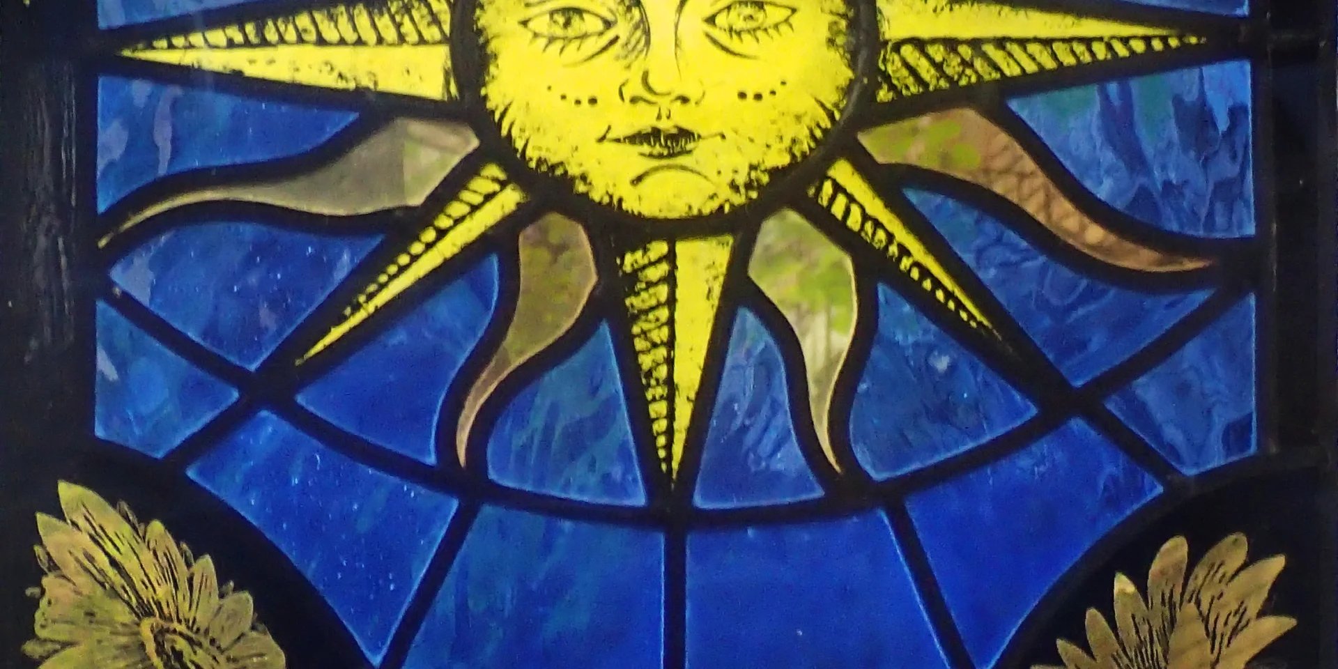 A Nap, a Tarot szimbólumrendszere által inspirált egyedi tervezésű ablak