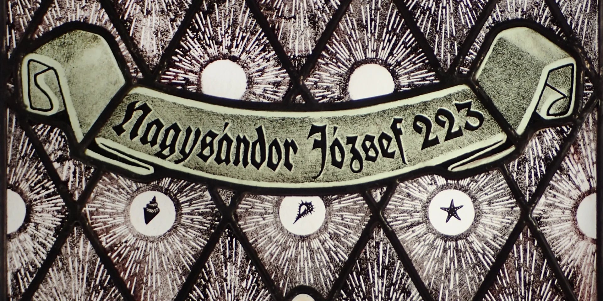 Szalagos felirat terülő mintával