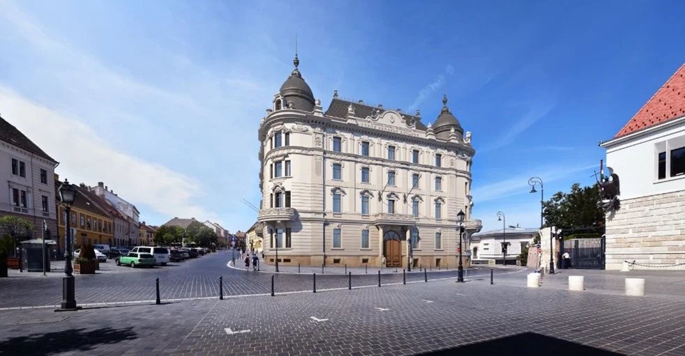 Látogatás az újjáépülő Vöröskereszt-székházban